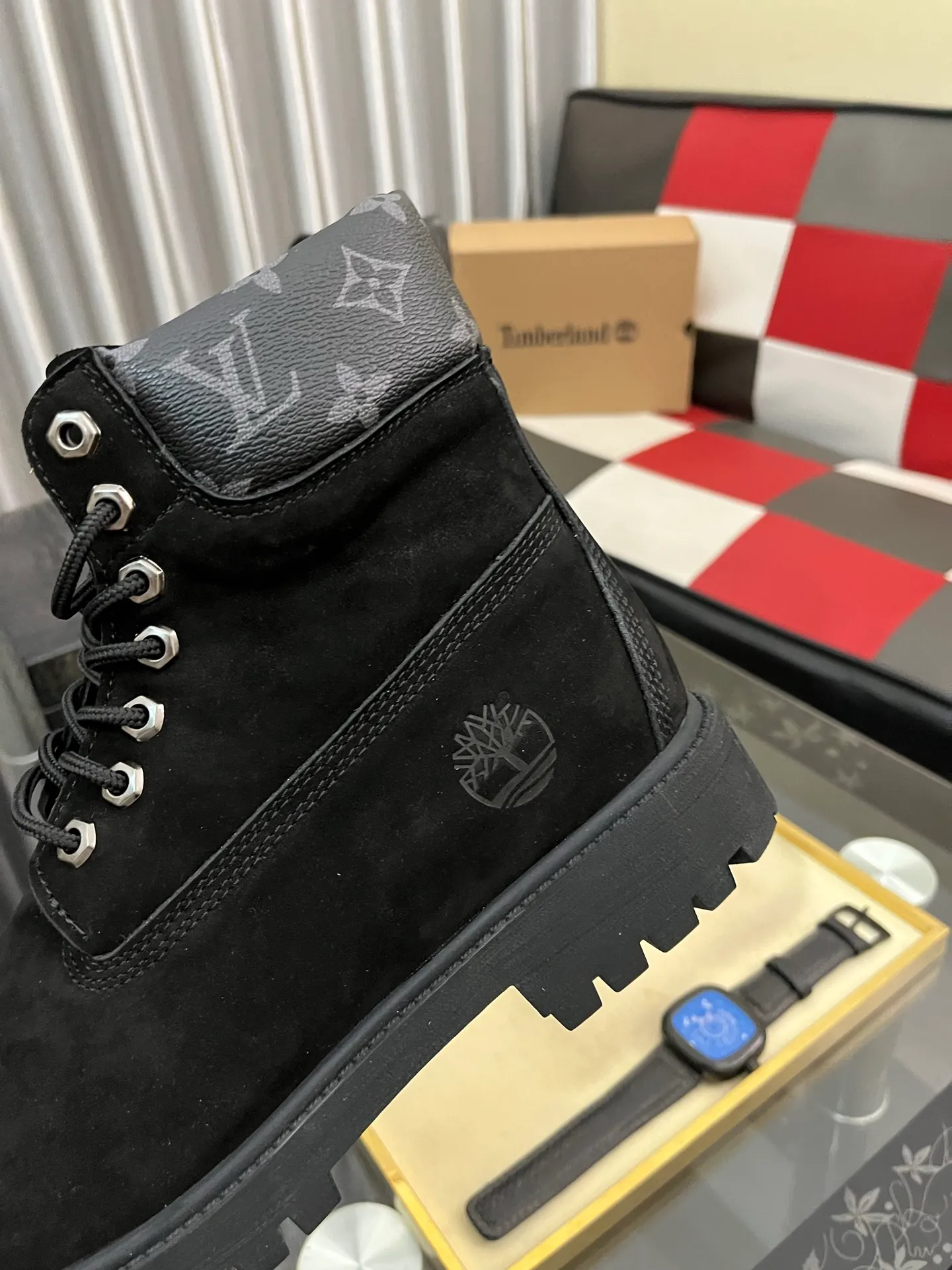 Ex-factory price: 458⌚️⌚️LV x Timberland Timberland joint model Presbyopia Embossed Rhubarb Boots Ankle Boots Short Boots LV x Timberland ankle boots are made of Monogram embossed waterproof nubuck cow leather, relying on the brand's exquisite craftsmanship to carefully reshape the classic Timberland 6-inch boot shape in Italy, with an eye-catching American workwear style. Created by Pharrell Williams 2025 autumn and winter menswear show. Monogram embossed tongue, original Timberland laces and outsole are exquisite details, and the leather label expresses the cooperation logo. Exquisite packaging at the delivery counter🛍📦 ▪️Material: Original customized imported first-layer cowhide ▪️Inner lining: Original customized leather lining/mesh lining ▪️Outsole: Original molded rubber material ▪️Sole thickness: 3.5CM ▪️Size: 38-44